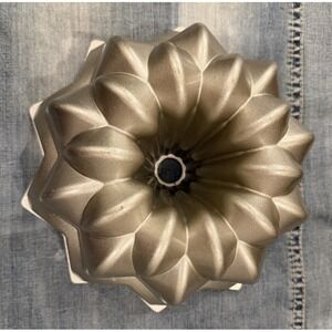 Nordic Ware STAR Bundt Cake Pan Heavy Cast Aluminum USA Made EUC